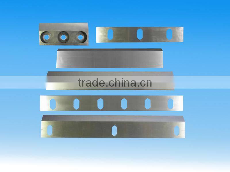 The type steel shears to slice the razor blade