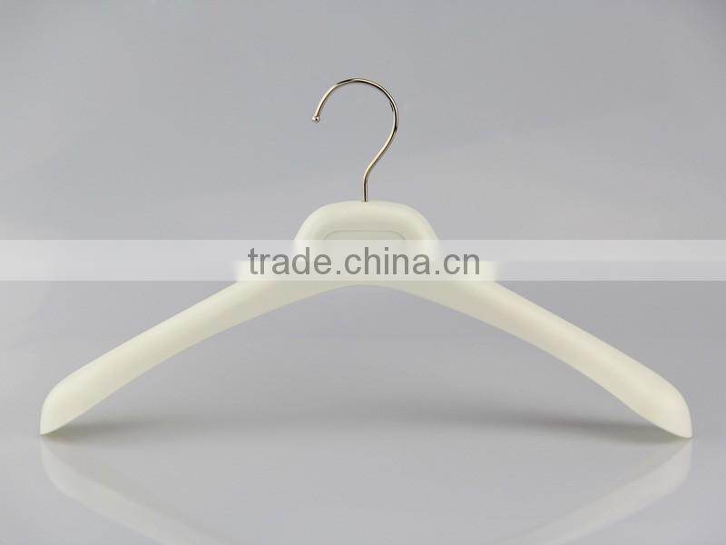 HA7018 china factory mens t shirts rubber paint palstic hanger