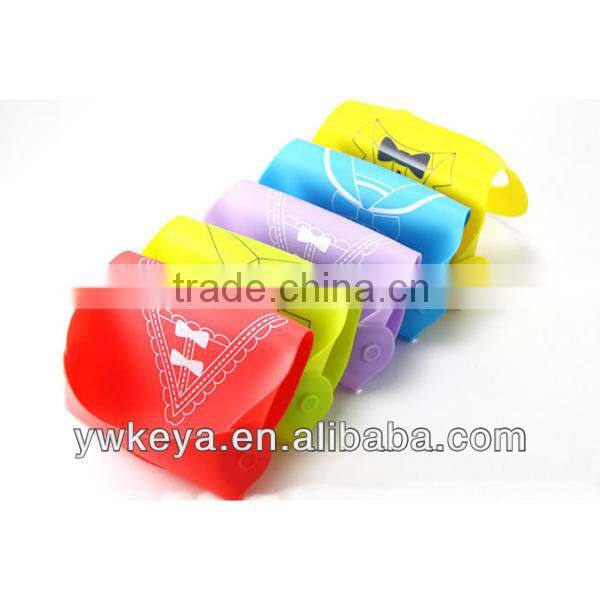 Selling new style cute silicone baby bibs with different logo printed