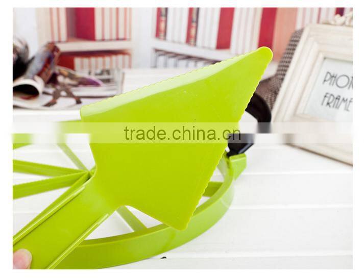 Fully furnished plastic pizza cutter