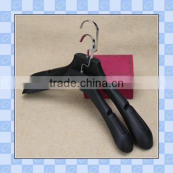 customized high quality heavy duty black plastic hanger with metal hook for suit/wholesale hanger manufacturer
