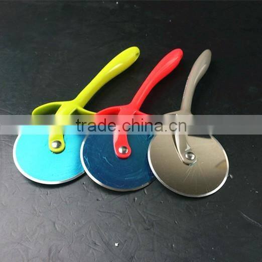 32066 Kitchen gadget kitchen tool round pizza cutter