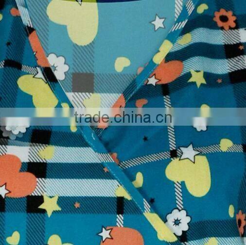 New Design Printed Mock Wrap Scrubs Wholesale of Y-Neck with Two Lower Pockets