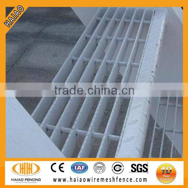(ISO 9001)hot dip galvanized serrated steel bar grating factory