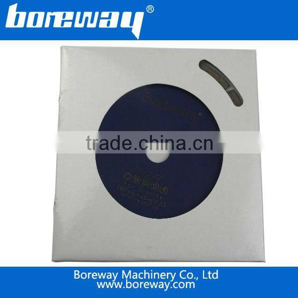 Diamond tuck point circular saw blade with V-shaped segment