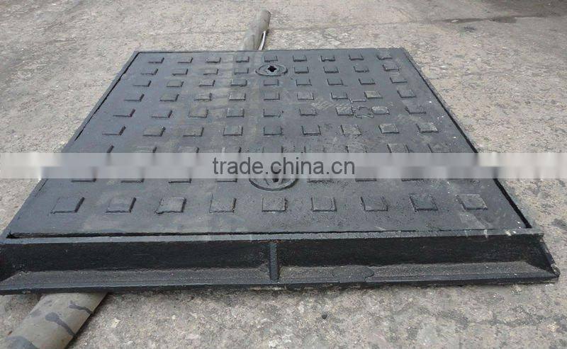 Heavy duty double seal cast iron manhole cover