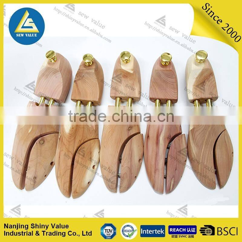 Pine wood material shoe tree type cheap wooden shoe stretcher with logo plate to put on