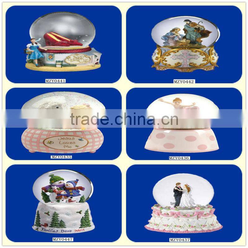 2013 New-coming crown style custom resin Snow Globe