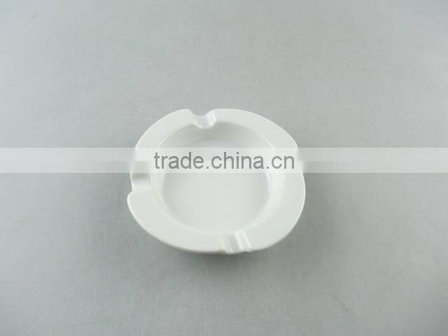 Stocklots white ceramic ashtrays in cheap price