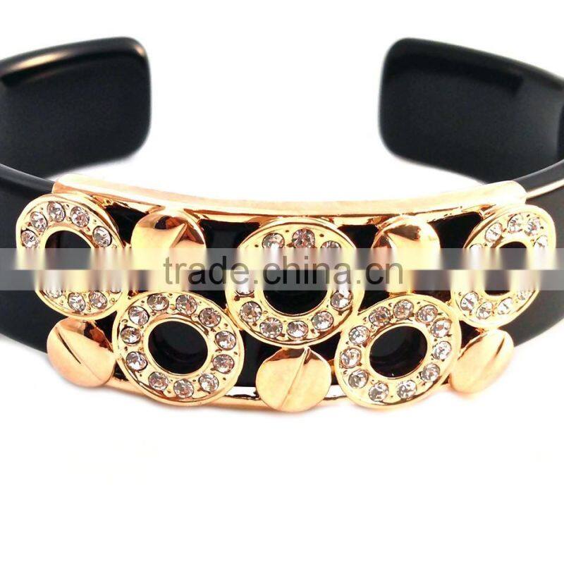 featuring gold plated detail and loop design open bangle