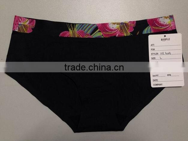 Seamlssexy ladies in panties