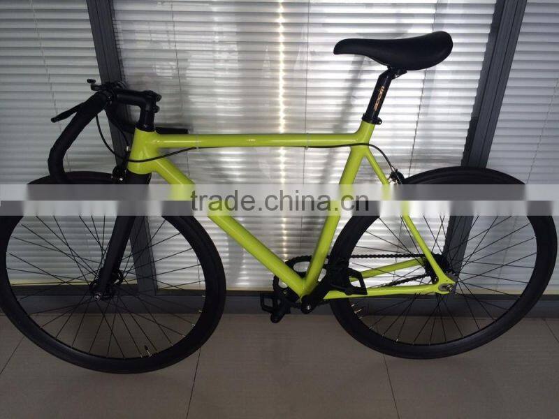 Aluminum fixed gear bike with carbon fork