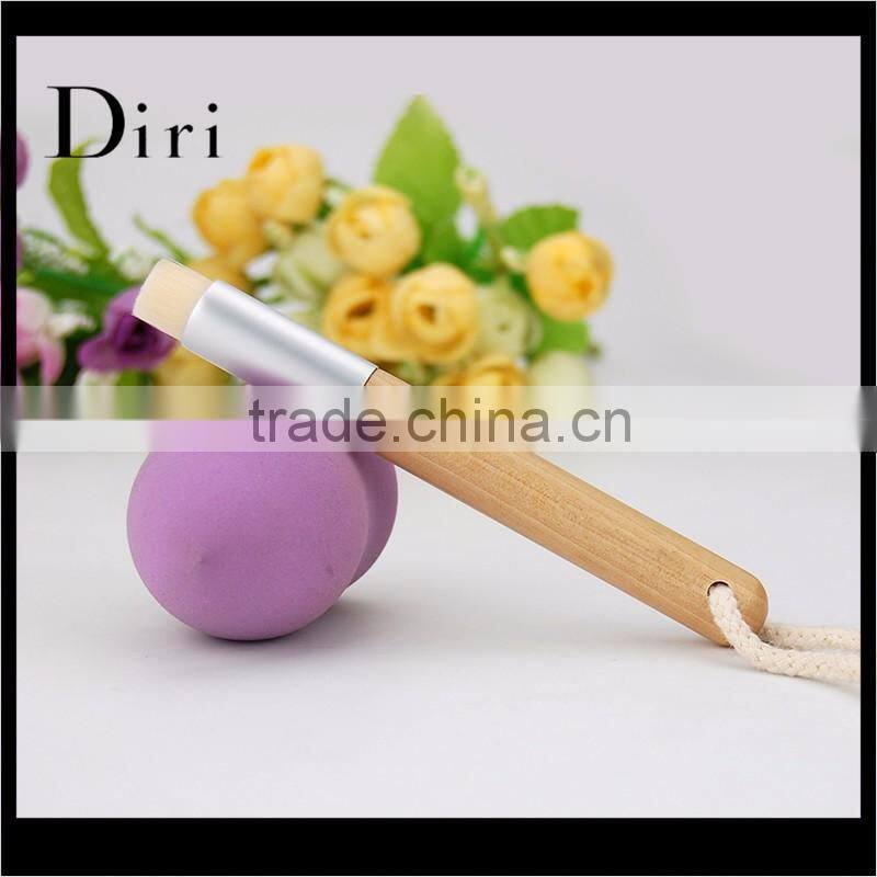 New single makeup brush with synthetic hair