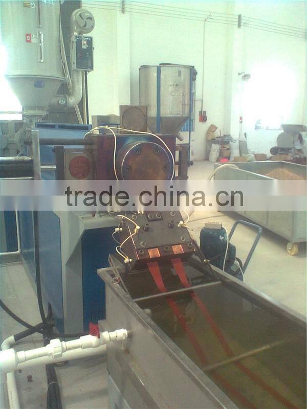 Quick changing extrusion screen changer