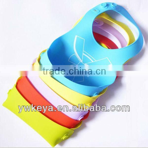 Selling new style cute silicone baby bibs with different logo printed