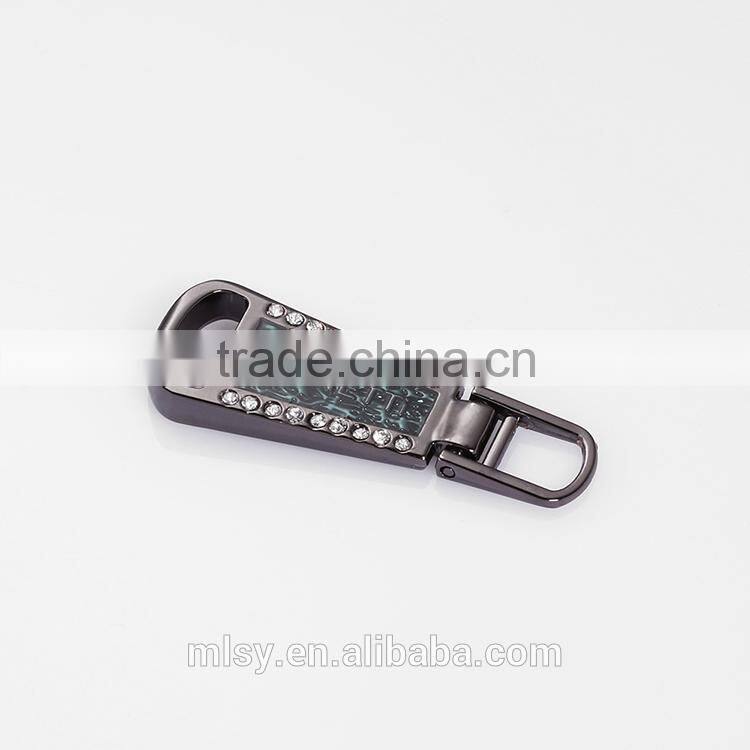 Fancy custom da logo on zipper puller with diamond Brightness B1-80023