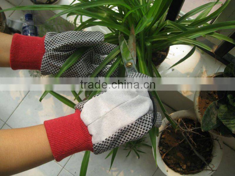 CanvaKnitted wrist gloves with PVC dots
