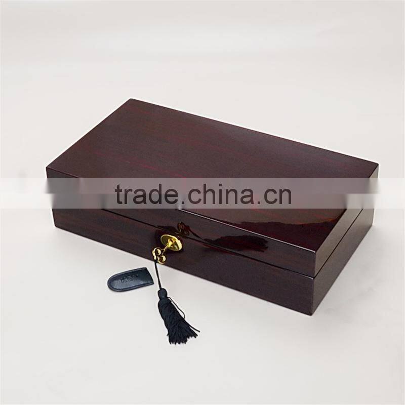 New arrive luxury piano lacquered wooden watch box with lock