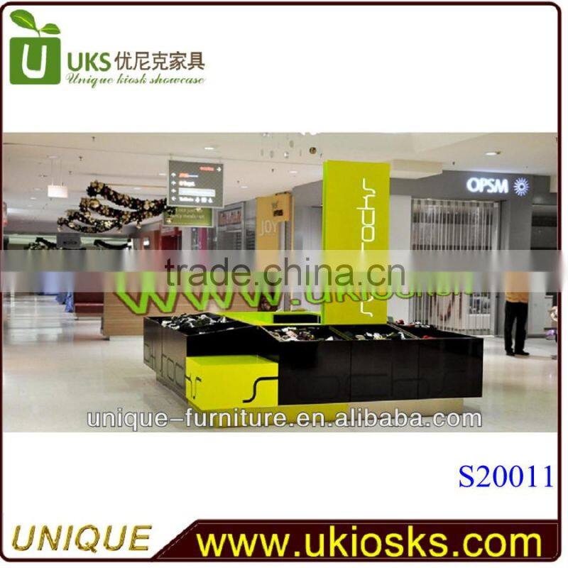 ON DRESS AND DEPORTMENT store shoe display&display stand for glove&acrylic hat display stand