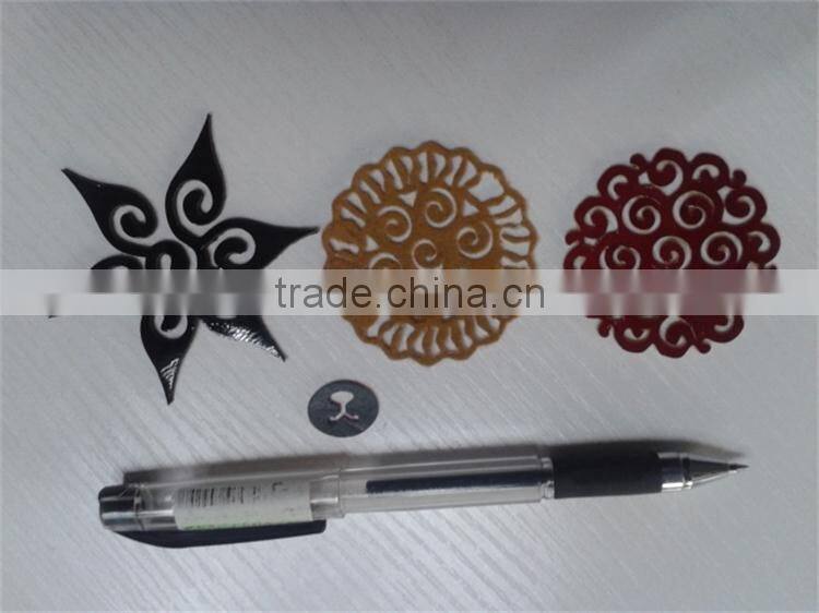 Leather cloth plastic glove cutting machine by oscillating knife