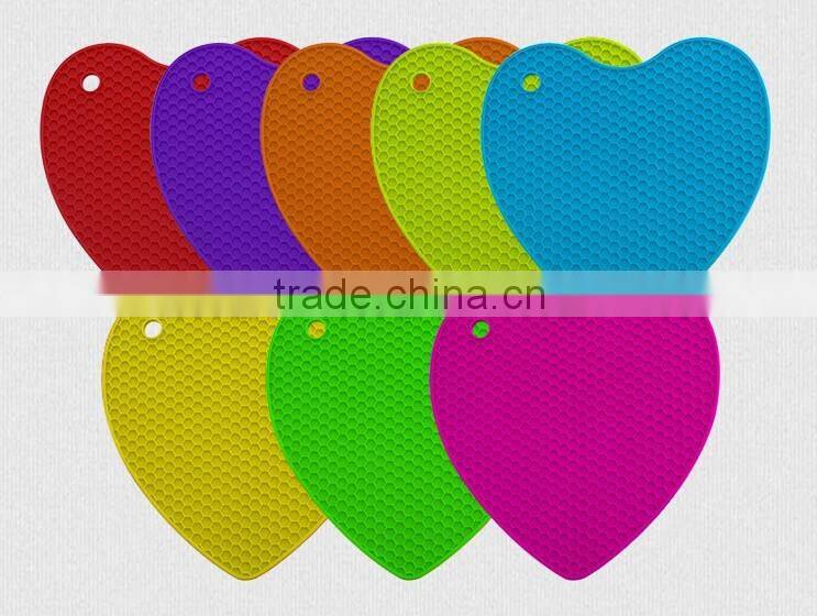 Hot sale FDA and LFGB food grade colorful heart shape non-sick silicone table mat & silicone placemat