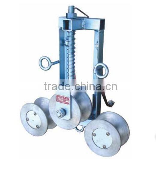 Grounding pulley stringing block for tensioning erect wires
