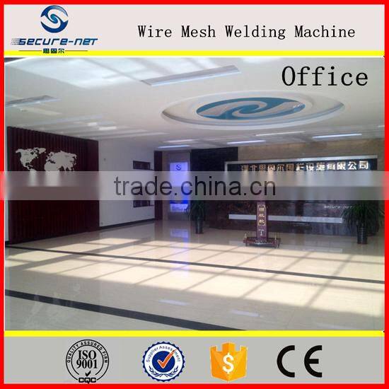 Hexagonal woven wire mesh machine