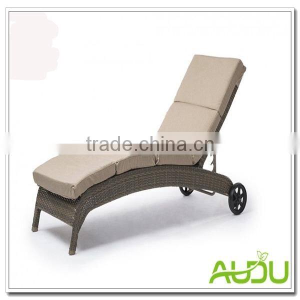 Audu Plastic Rattan Folding Beach Chair With Wheel