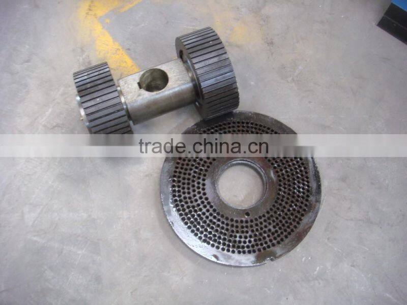 Rotating roller type Din plus hard wood pellets making machine/rice husk pellet mill for sale