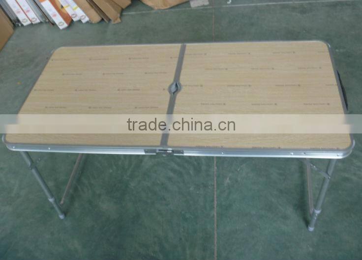 Pluggable umbrella advertising table