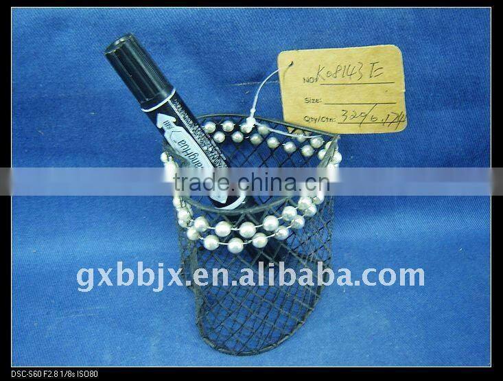 Heart shaped black wire decorative with white pearl brush pot crafts