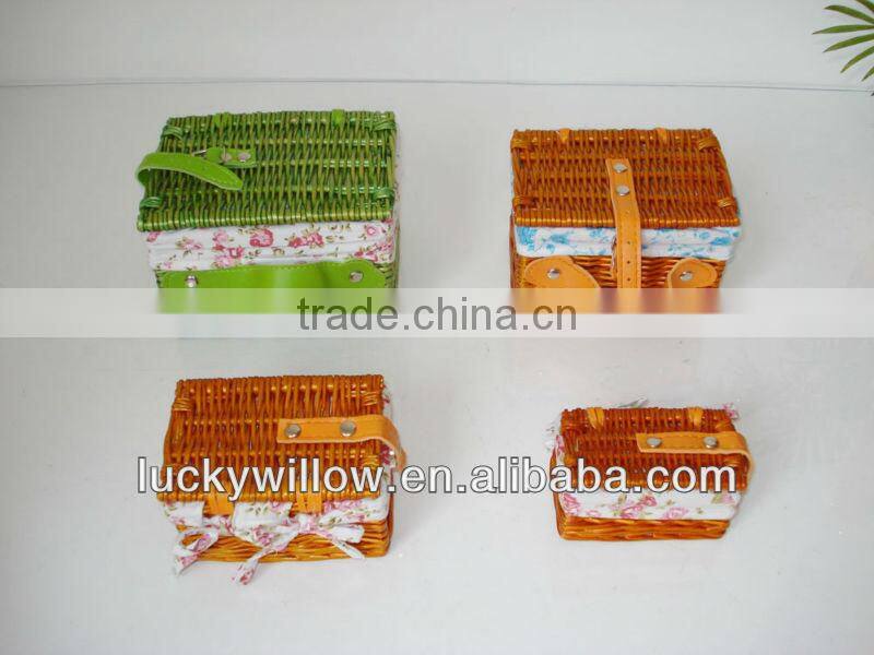 wicker cosmetic basket with lining and lid