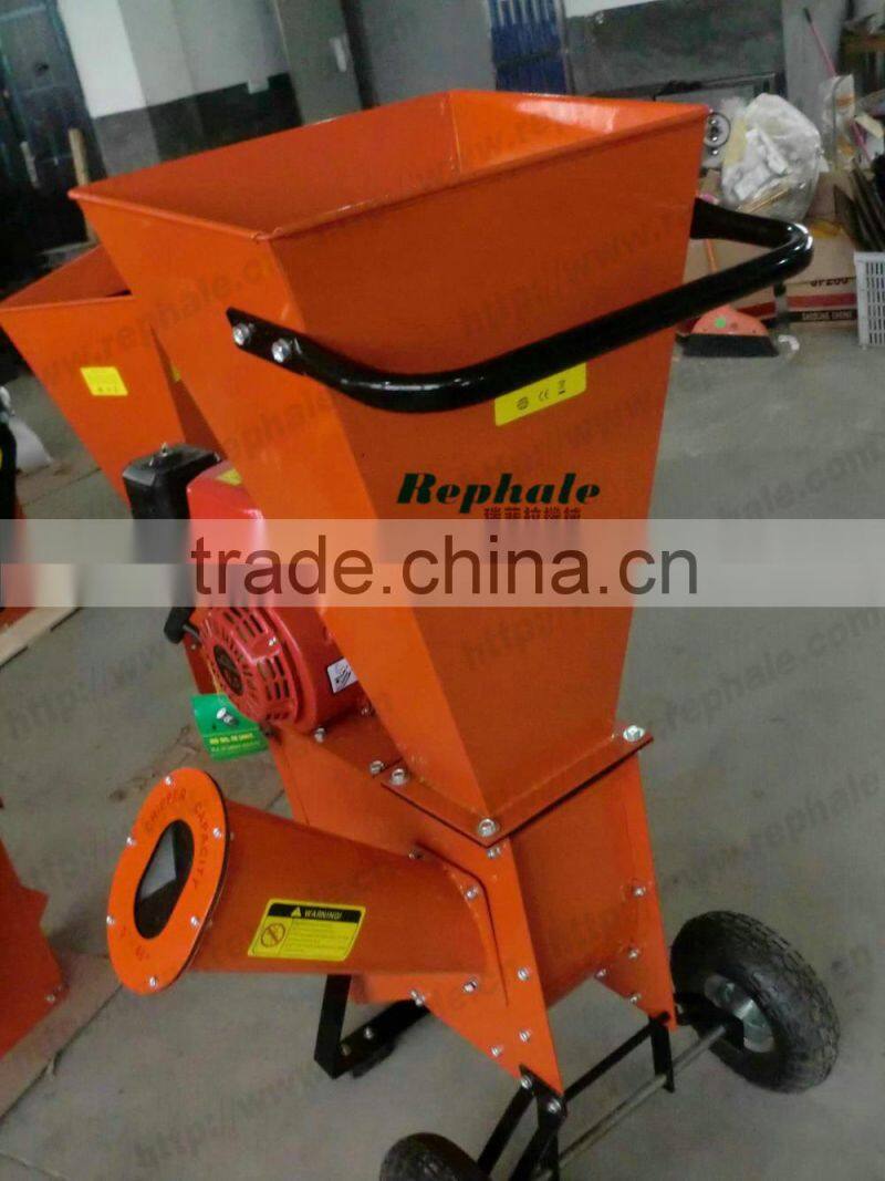 Small gardens tree branch cutter with gasoline engine