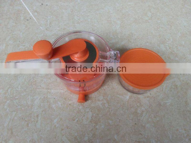 Easy-to-handle vegetable slicer and chopper