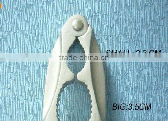 Heavy Duty Zinc Alloy Black Nonslip Handle Nut Cracker