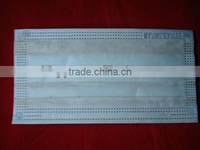 white disposabl surgical mask