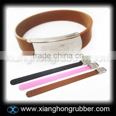 Latest design silicone bracelet with stainless steel accessoire