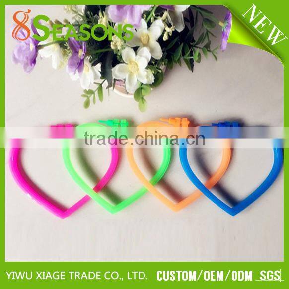 China Colorful Plastic Heart Design Hand Embroidery Cross Stitch Hoops