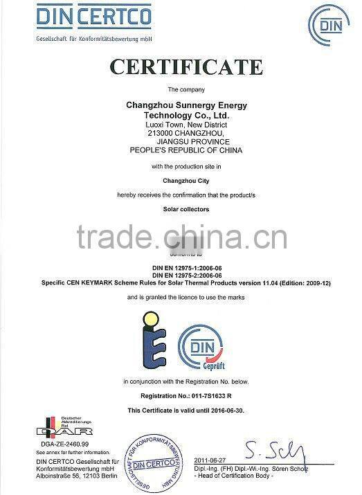 Wall mounted vacuum pipe solar collector