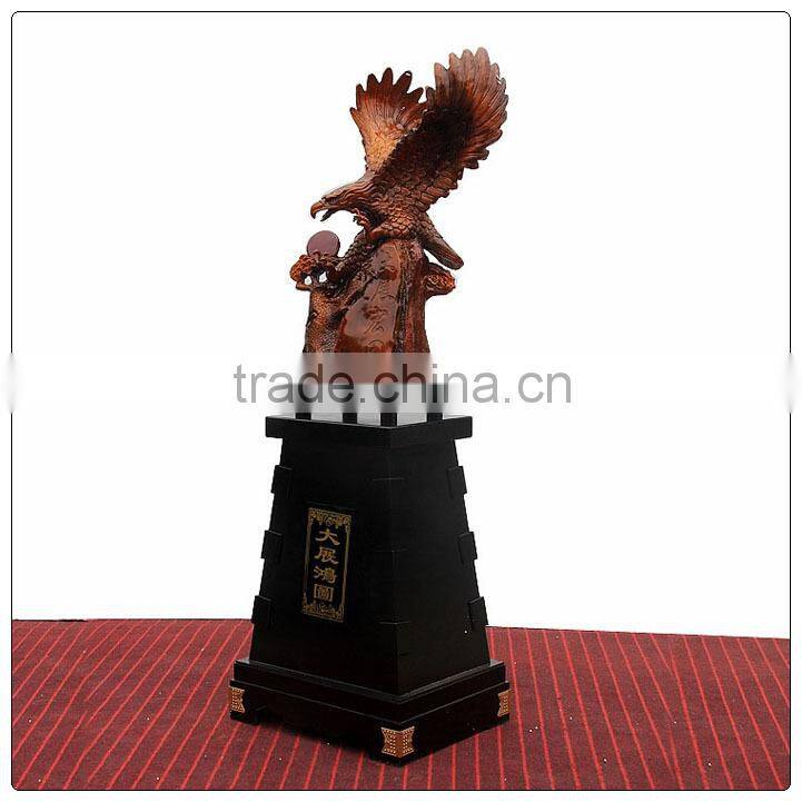 Hot selling wooden color resin eagle statue ,out door big eagle statue for business gifts