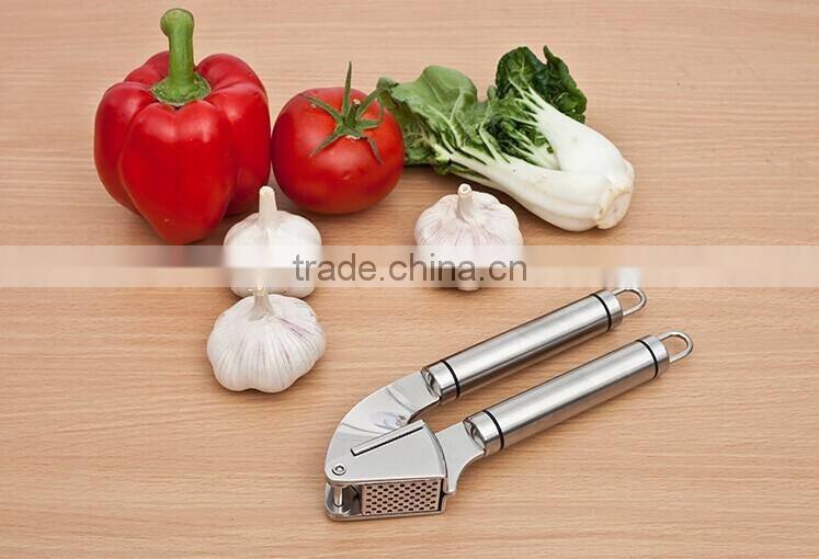 Garlic Press and Mincer, Industrial 18/10 Stainless Steel, Mince Unpeeled Garlic Cloves With Ease