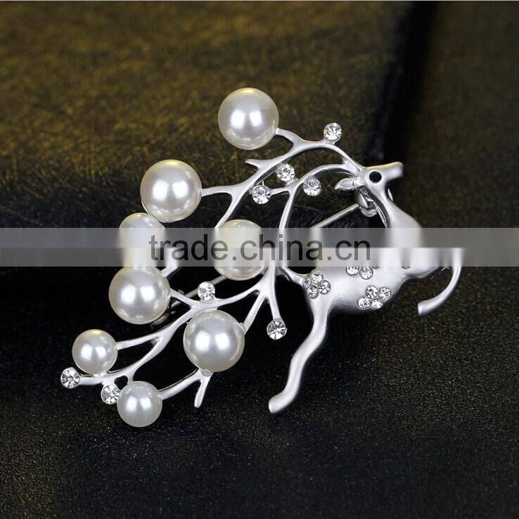 Christmas Pearl Crystal Pin Brooch Reindeer Stag Buck Deer Costume Jewelry Silver/Gold Tone