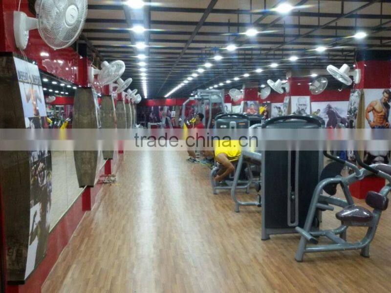 gym studio using TZ-4022 bodybuilding equipment glute extension