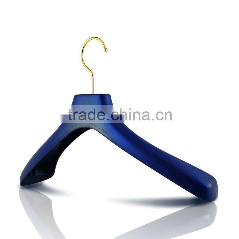 Japanese Durable Plastic Luxury Suits Hanger for Luxury Sports Wear