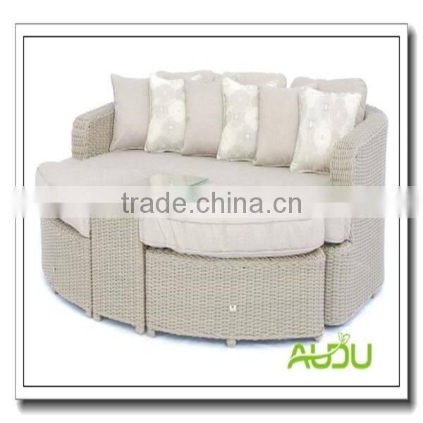 Audu White Daybed/White Rattan Outdoor Daybed