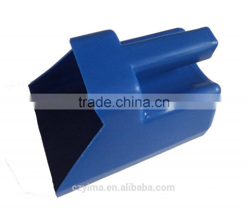 plastic horse feed scoop/grooming tool