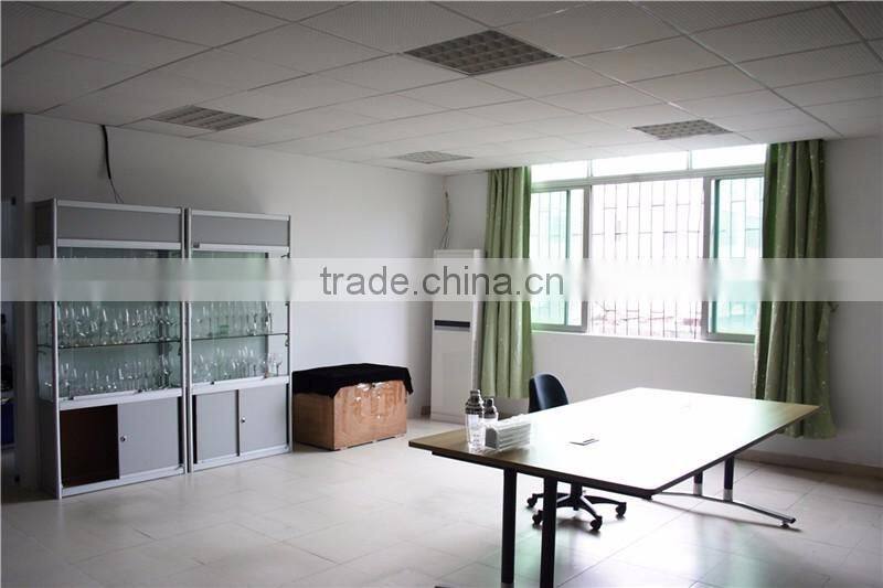 Globet champagne glass with metal and crystal rhinestone element