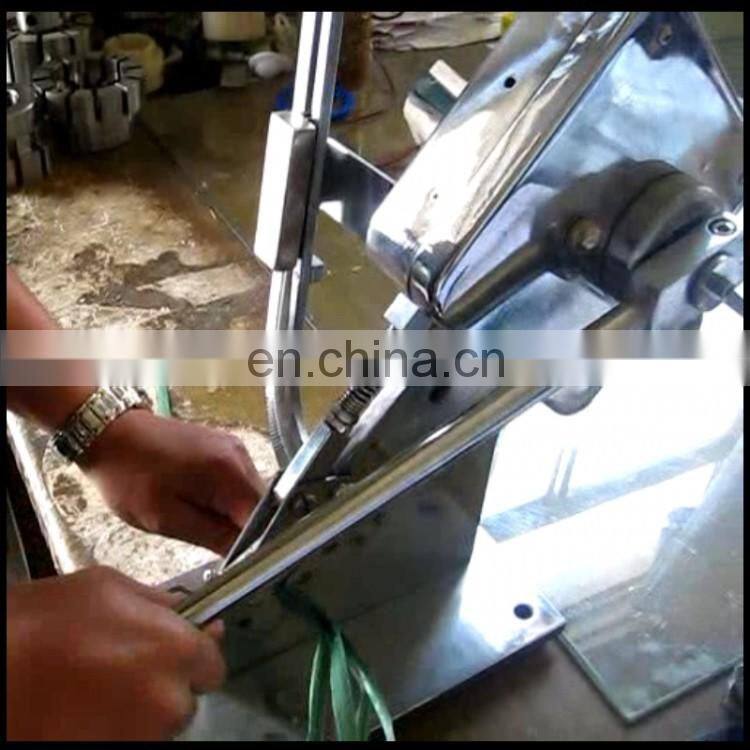 Clipper for sausage casing