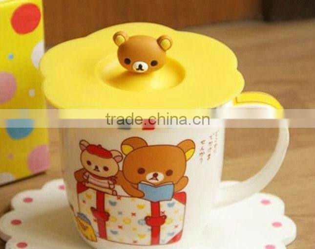 Custom ceramic coffee mug with silicone lid