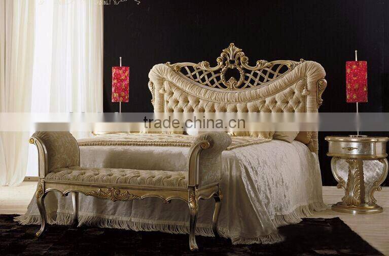 New Arrival Luxurious Solid Wood Golden Carving King Size Bed with Elegant Cream Color Fabric Tufted Headboard BF11-03294c
